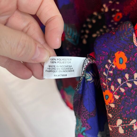 Violet & Claire Dark Floral Bell Sleeve Tie Neck Boho Peasant Blouse Size Medium - Picture 8 of 9